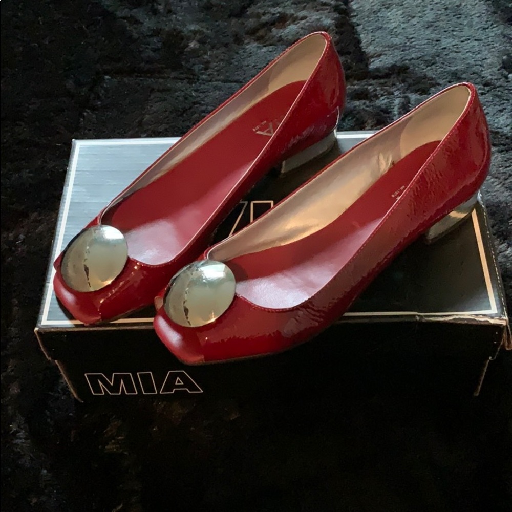 Adorable red peep flats